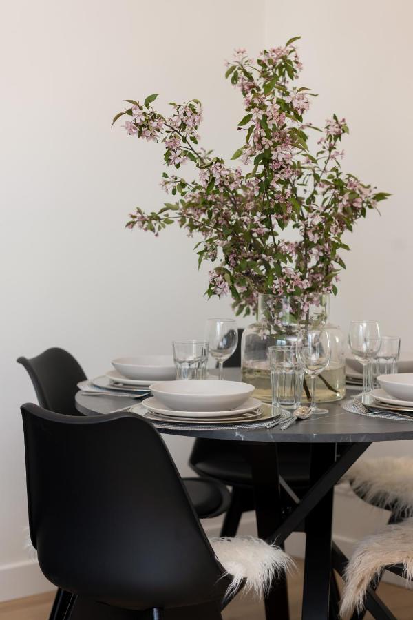 Fashionable City Center Apartment By Noclegi Renters Varşovia Exterior foto
